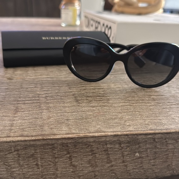 Elegant Burberry Sun Glasses
